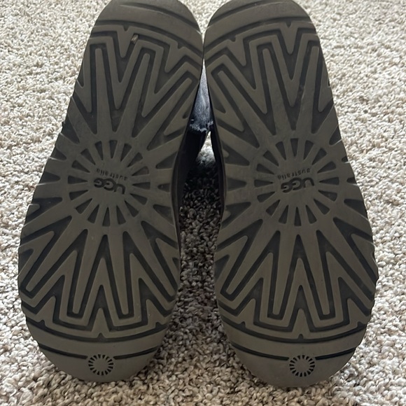 Grey Ugg classic short boot - Picture 3 of 3